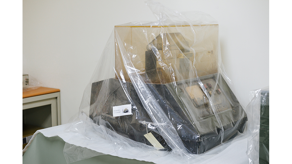 完成清查後的文物目前暫以包裝套做簡易防護，待未來進一步的典藏保存，圖為1980年代的油耐壓試驗器。